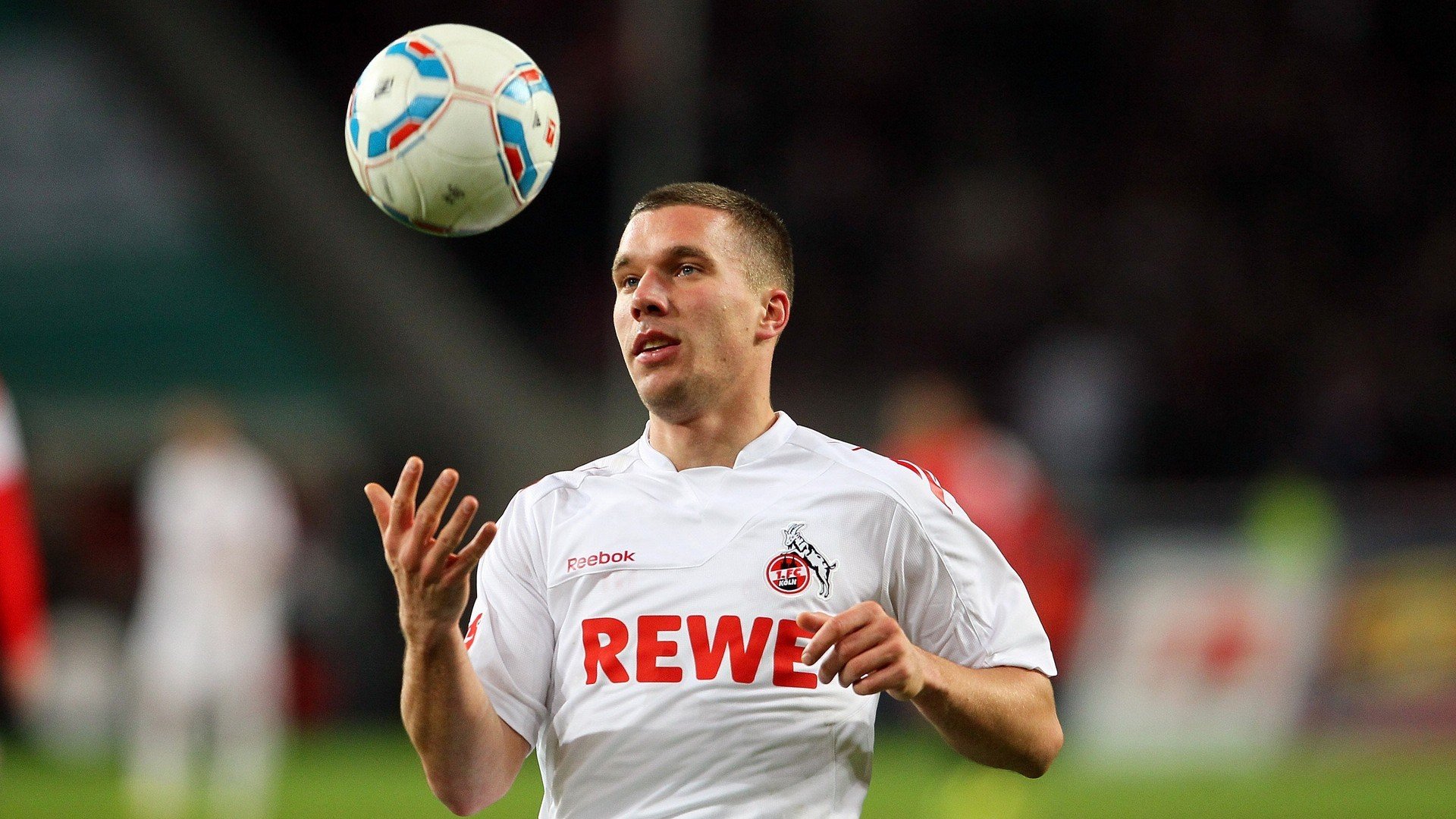 未来足球场馆将实现“绿色能源+智能控制”全链路绿色升级，新型足球场